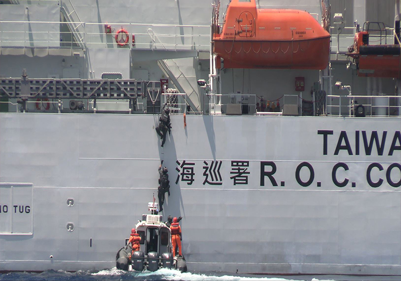 海委會海巡署等5單位前進南沙太平島 演練南援九號人道救援、醫療後送、海洋除污