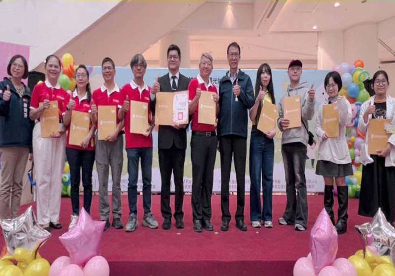 高市社會局攜手中山陽光社會關懷協會 前進前鎮區商場提前歡慶兒童節