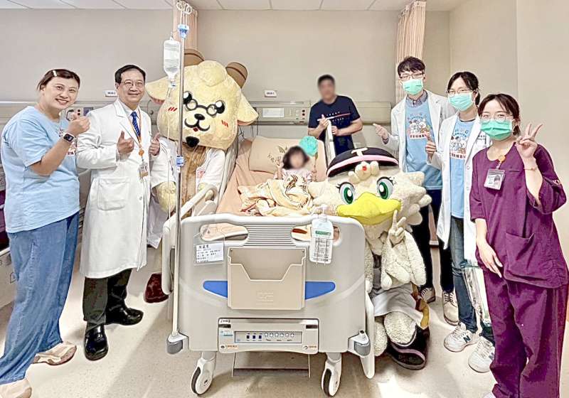 高醫岡山醫院羊醫師、中職TAKAME兩吉祥物 慰訪門診病房贈35童兒童節賀禮