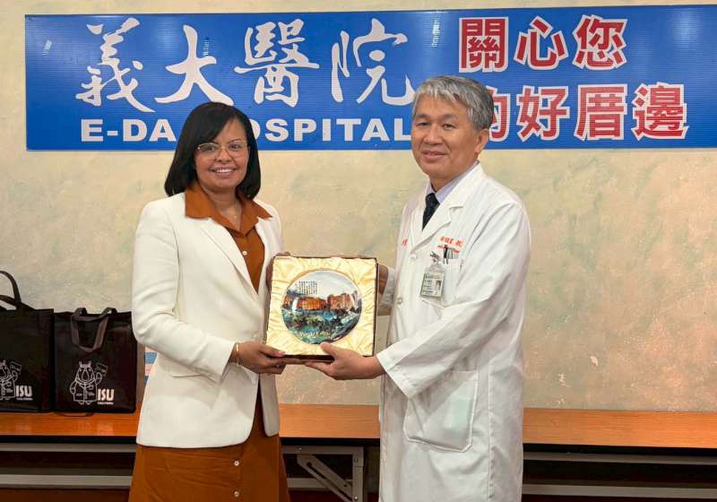 貝里斯訪義守大學、義大醫院關注在校生生活 商討醫事人員培訓合作等議題