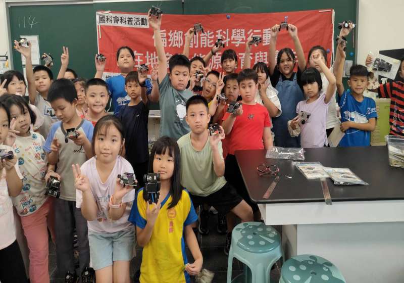 高科大攜手科工館巡迴高市4偏鄉國小 引導孩童組裝太陽能小車、摩擦發電認識能源