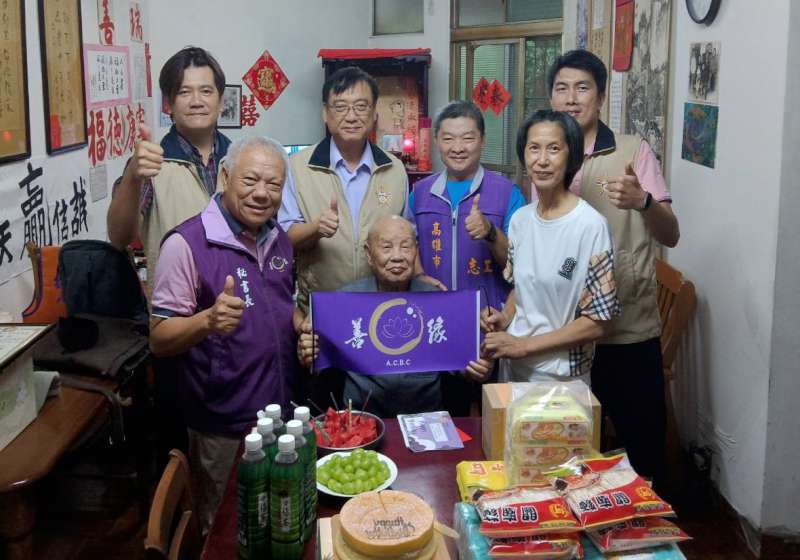 榮服處攜手善緣慈善會祝壽105歲榮民