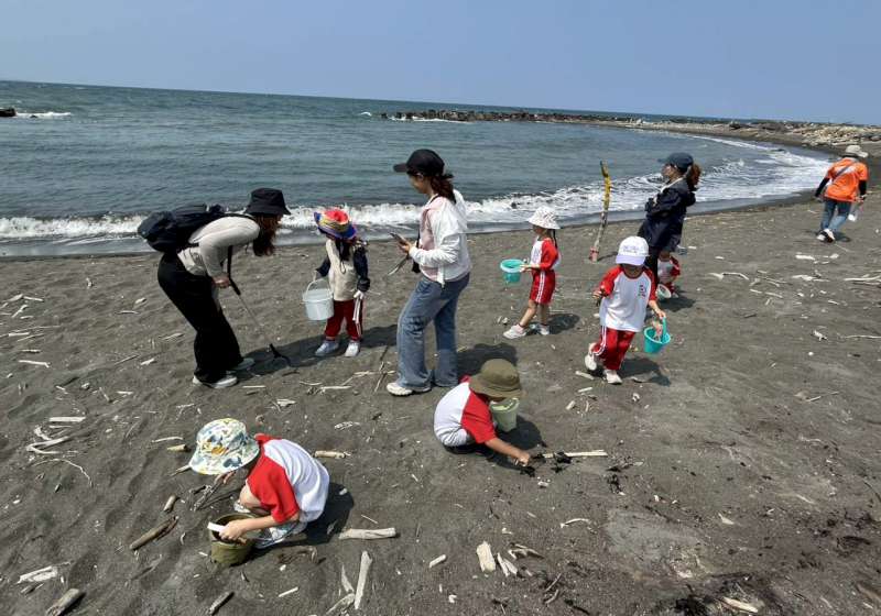 高市仁武、烏林、汕尾國小、裕誠4 幼園前進林園月牙灣 邀親子淨灘響應世界地球日