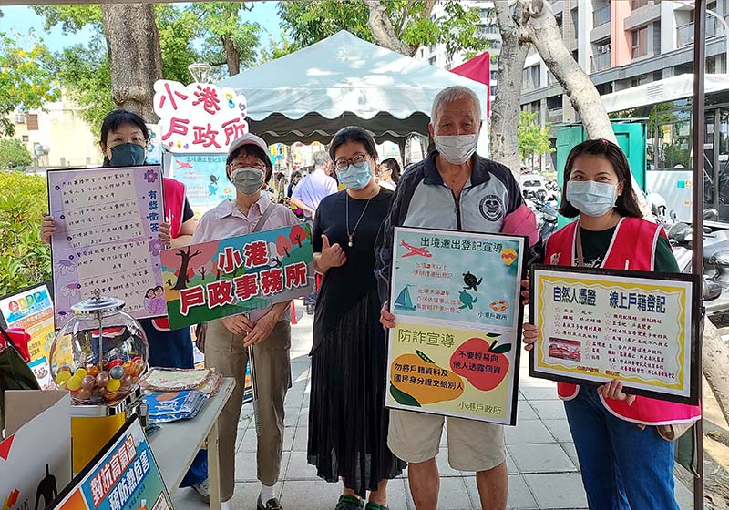 高市小港戶政所攜手小港區農會 前進小港1號公園歡慶母親節推廣農特產品