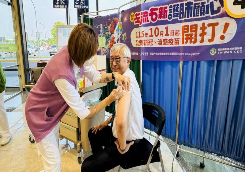 高雄秀傳紀念醫院主管帶頭挽袖 鼓勵善用快速門診接種流感新冠疫苗