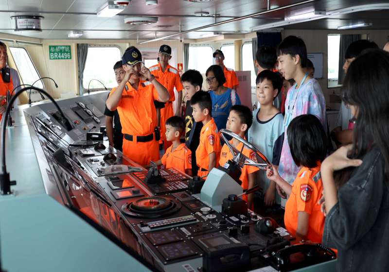 海巡署艦隊分署南部地區機動海巡隊 邀六龜育幼院童教師訪雲林艦