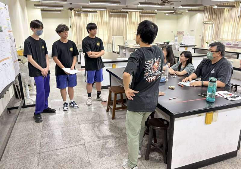 高市2026年第66屆中小學科展 小港高中3名高二生奪物理天文學科金牌、創意獎