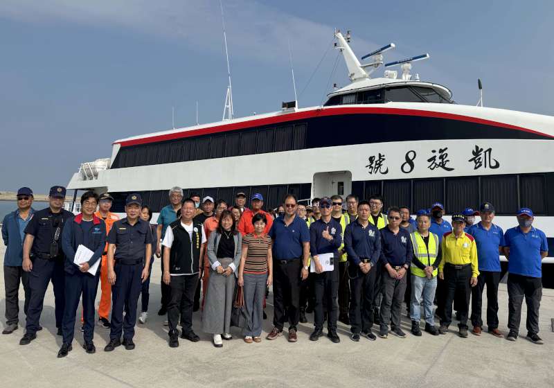 交通部航港局前進布袋商港 模擬客船行動電源起火應變疏散