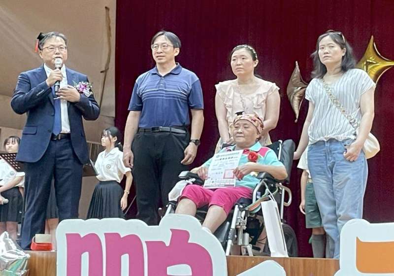 高市林園高中國中進修部學生顏翁梅雀不畏罹癌 持續學習獲選模範應屆畢業生