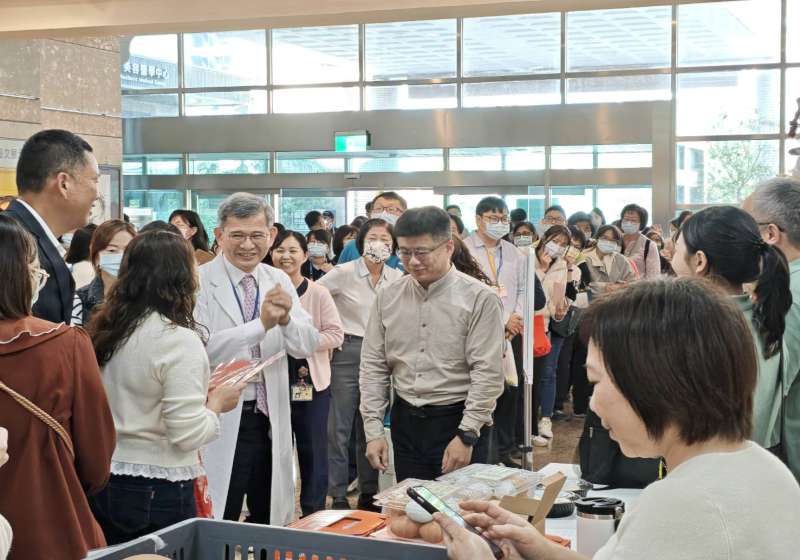 高榮福馬奔騰年貨大街市集 書法名家揮毫贈春聯 