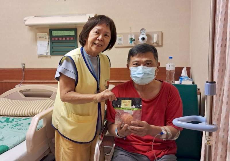 高雄長庚醫院攜手銀髮志工、鳳山區文山高中生 慰訪病房贈病友家屬蘋果傳達祝福