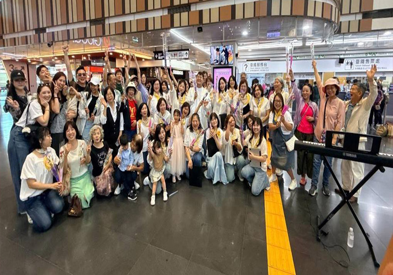 高雄室內金色女聲合唱團快閃台鐵新左營站 獻唱組曲提前賀母親節