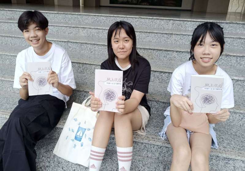高市苓雅區英明國中語文資優生蔡昕芸、李亦璇、鄭睿群 「紙上次元」分享專屬宇宙