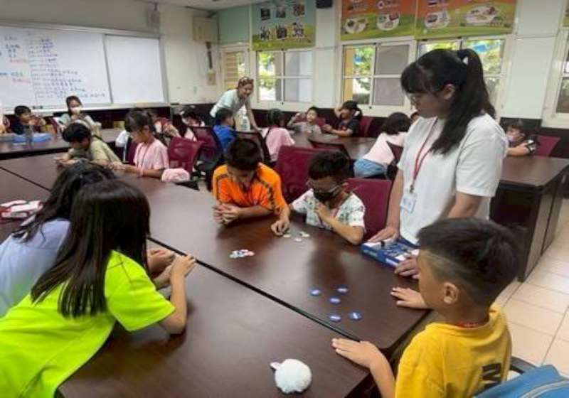 屏大暑期夏令營前進旗山區嶺口國小 體育系6師生陪伴孩童參與特色課程