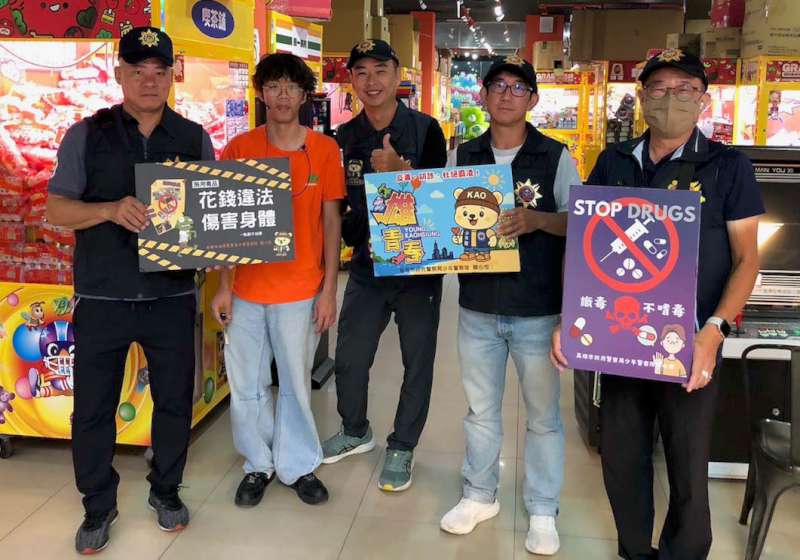 高市警局少年隊115年暑期青春專案宣導預防犯罪 結合義刑關懷勸導深夜未歸青少年