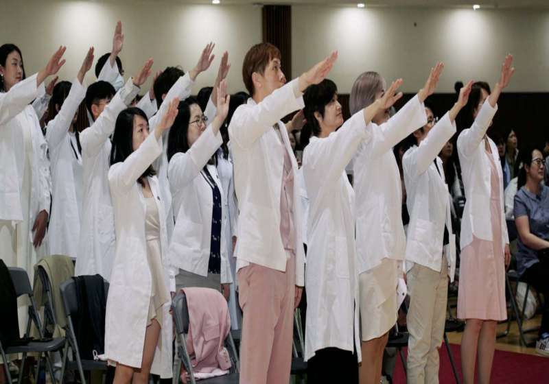 輔英科大保營系營養師加袍典禮 學生宣示投入臨床實務校友勉學弟妹躋身專業人才