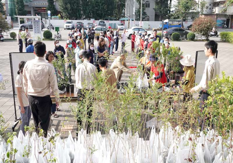 高市農業局3月12日前進38處區公所 發送光臘樹等4樹苗每人限領2株