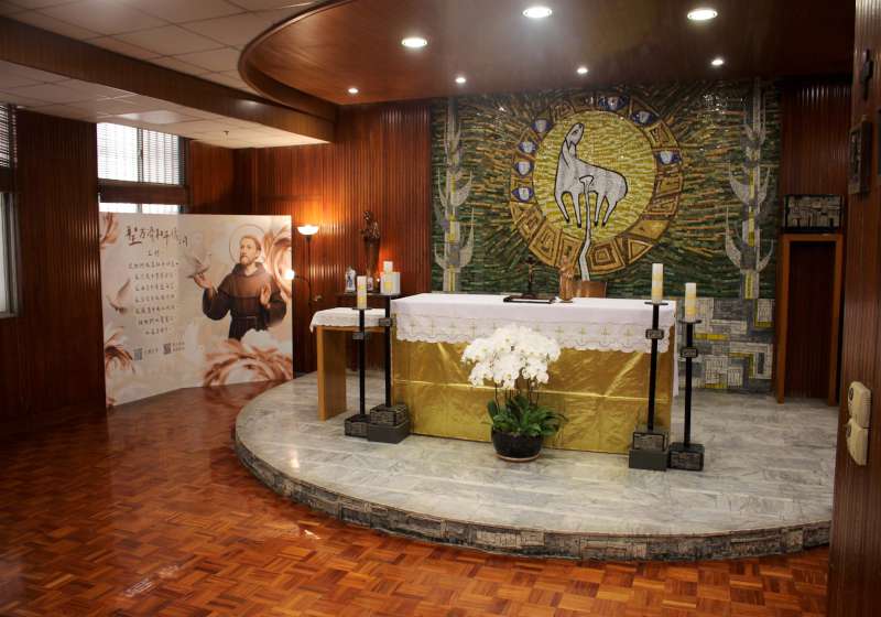 高雄聖功醫院77週年院慶點燃燭光放飛和平 祝福卡懸掛長青樹朝聖方濟禧年聖堂