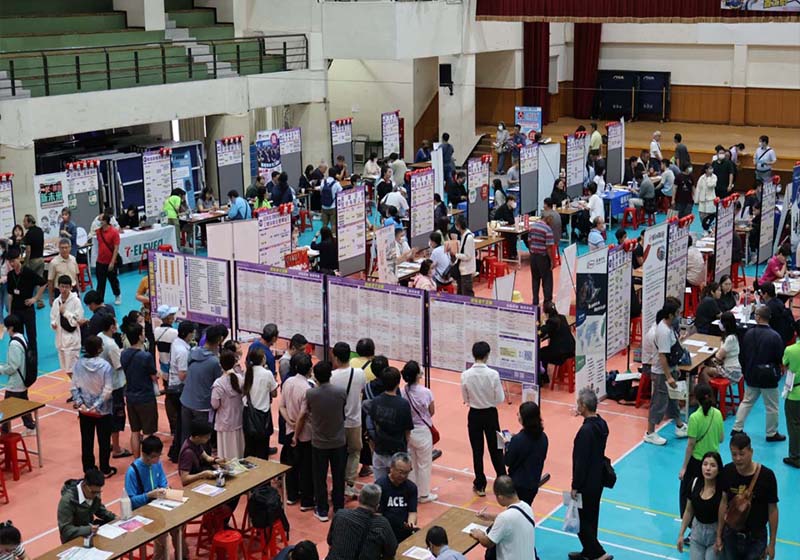 高市勞工局邀44家企業前進鳳山區福誠高中徵才 初步媒合率52.8%