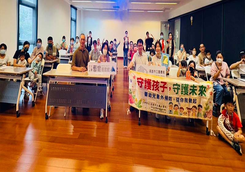 高市鳳山醫院前進高市圖大通藝術圖書館 繪本故事推廣失智友善同步宣導嬰幼兒安全