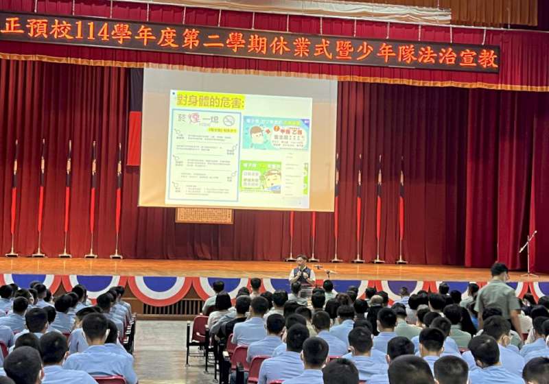 高市警局少年隊前進中正預校結業典禮 實例有獎徵答宣導反毒防詐