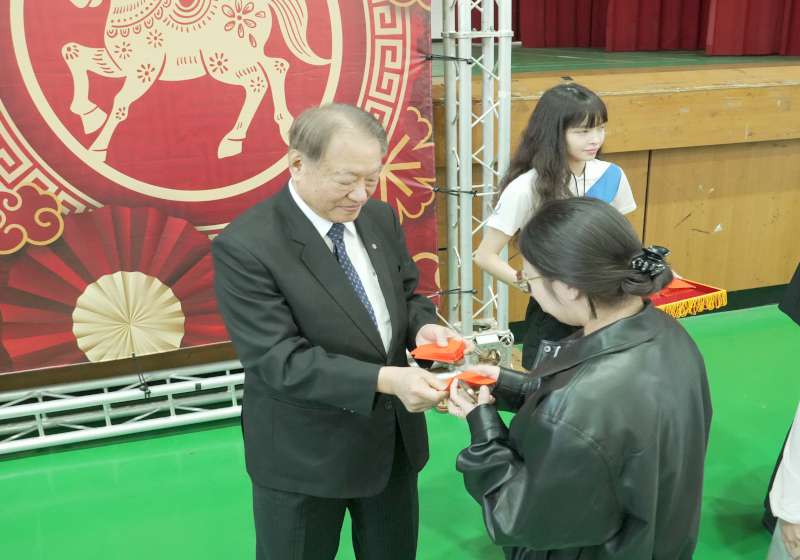 正修科大邀僑生聯歡賀春節機械系一年戊班拔河賽奪冠 摸彩送出行李箱等大獎