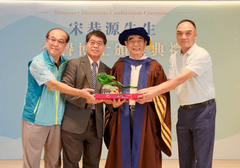 陳其邁見證科技集團創辦人宋恭源 獲頒高科大名譽工學博士學位