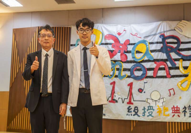 嘉藥舉辦藥師授袍典禮  222位學生披白袍迎接專業使命