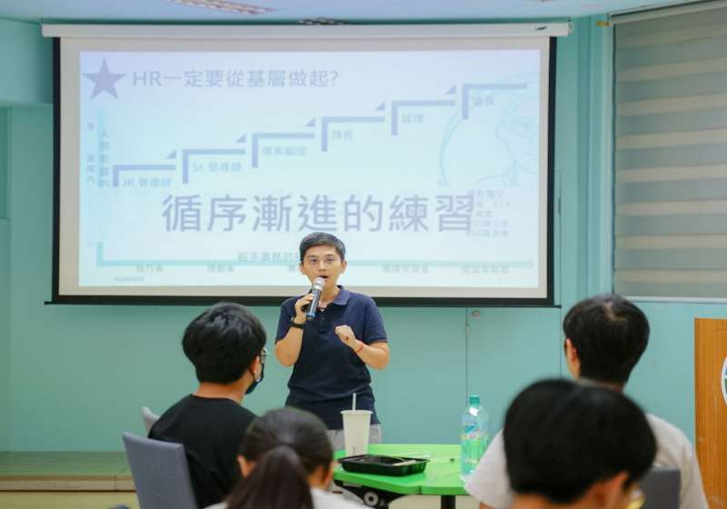 高大創新學院攜手畢聯會邀財法系校友許景貞 舉例求學工作暢談永續與職場競爭力