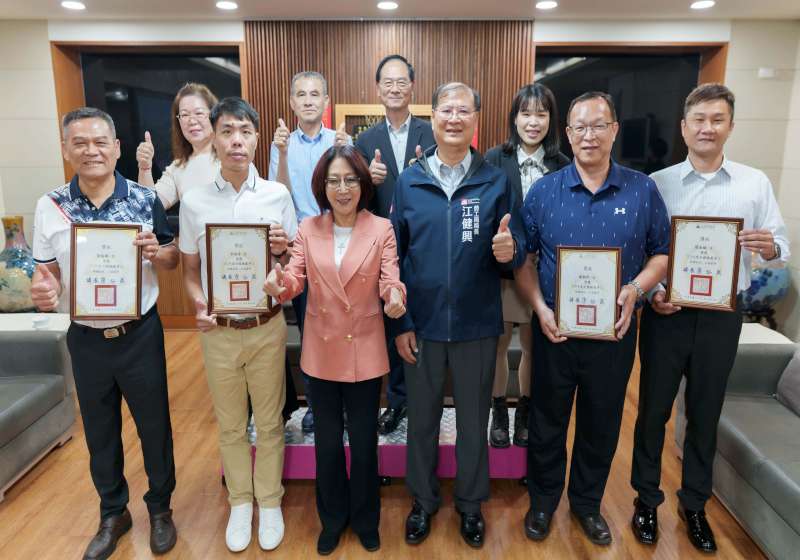 高市4人榮膺勞動部115年度全國模範勞工 市議會議長康裕成頒獎嘉勉