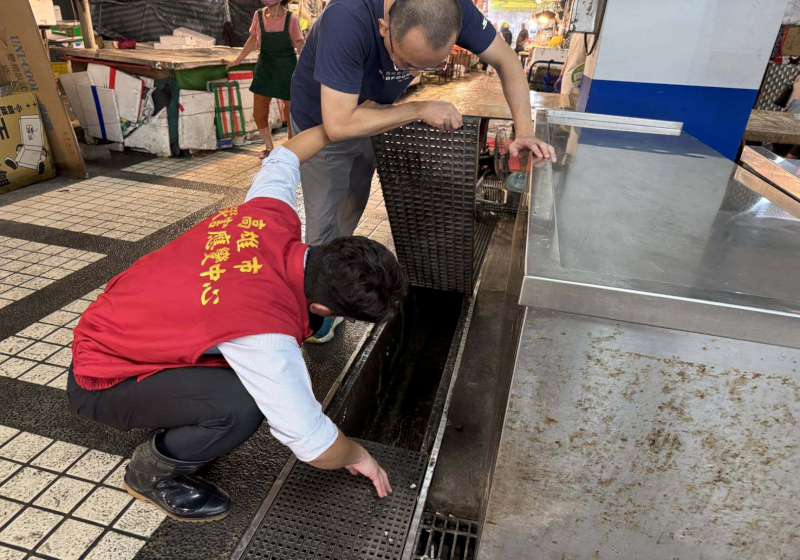 連日豪雨高市經發局訪視產業園區、公有市場 要求檢視確認排水通暢環境清消防登