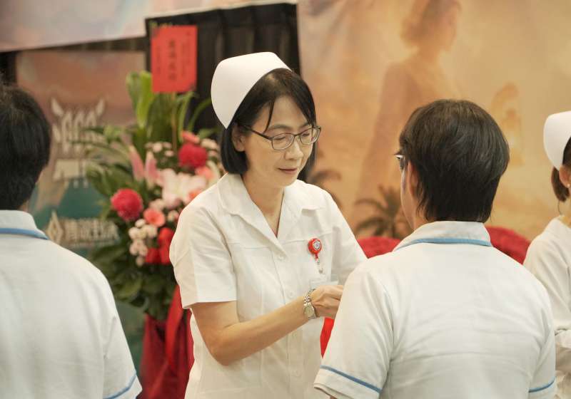正修科大護理系加冠典禮 第一、二屆35生投身醫院臨床實習