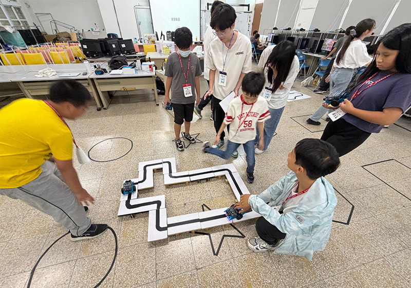 高大e-Eureka資訊志工團前進屏東縣彭厝、台東市馬蘭兩國小 指導操控智慧機器人