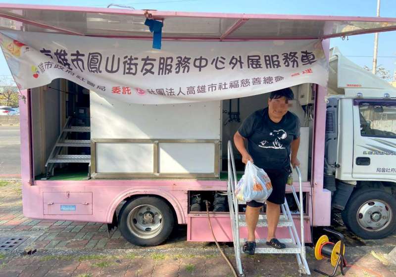 高市社會局加強訪視街友提供物資預防熱傷害 結合志工電話及到府關懷獨老