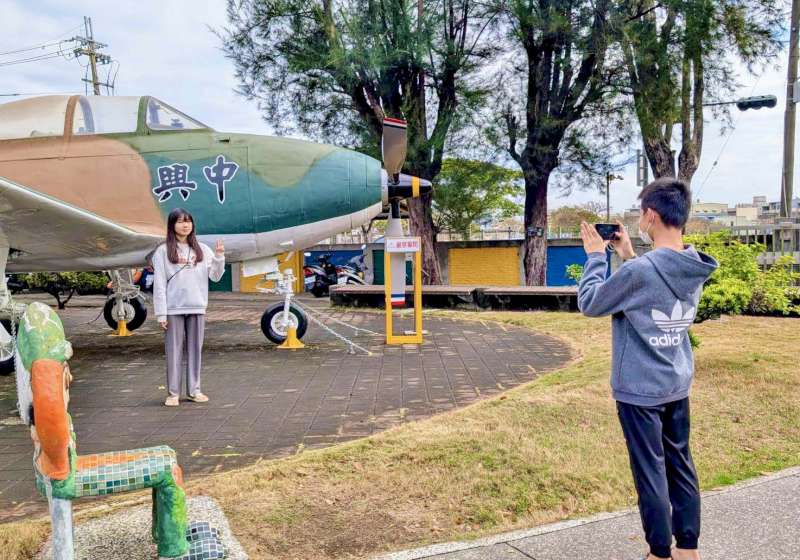 高市岡山區兆湘國小中興號」螺旋槳教練機噴漆整修 吸引校友拍照打卡