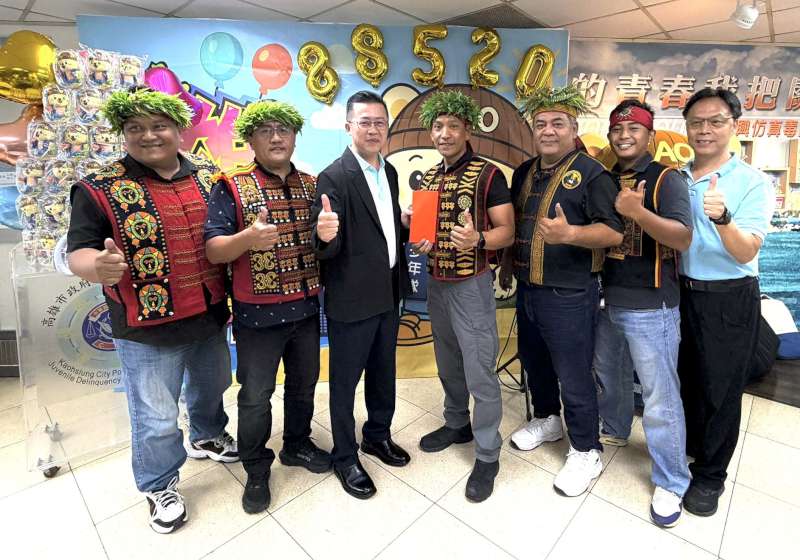 高市警局少年隊贈吉祥物布偶賀父親節 邀原民警察樂團獻藝開放點歌
