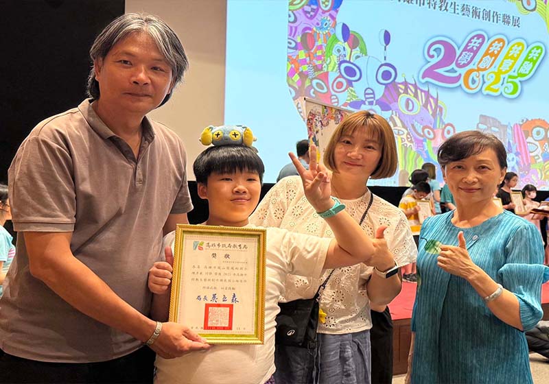 高市鳳山區鳳翔國小學生陳彥羲克服多重障礙作畫學英文 榮膺2026年總統教育獎