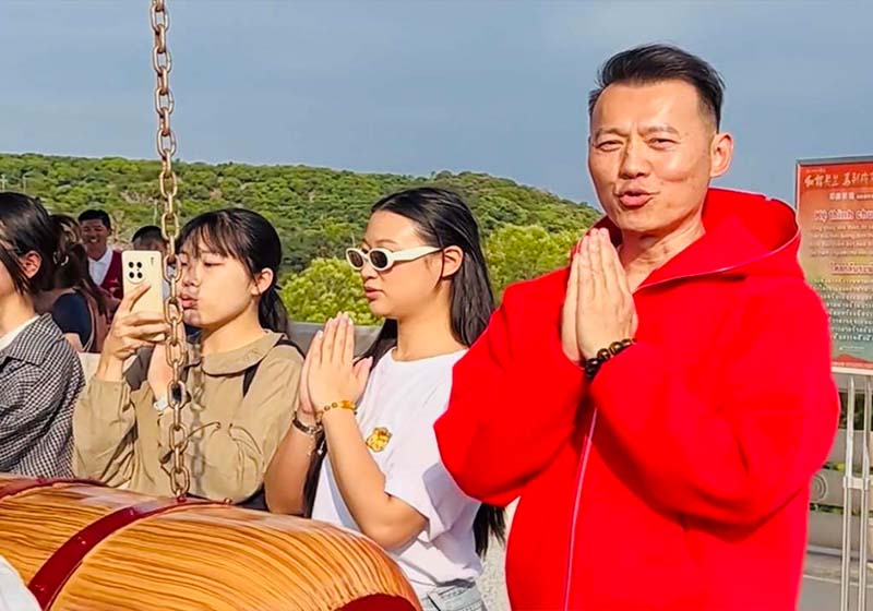 知名主持人胡一虎訪高市大樹區佛光山寺、佛館 適逢大年初五迎財神福氣安心