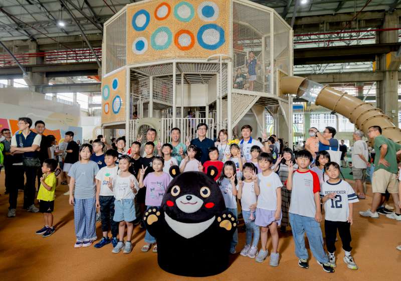高雄親子樂園開幕 老機廠華麗轉身迎賓