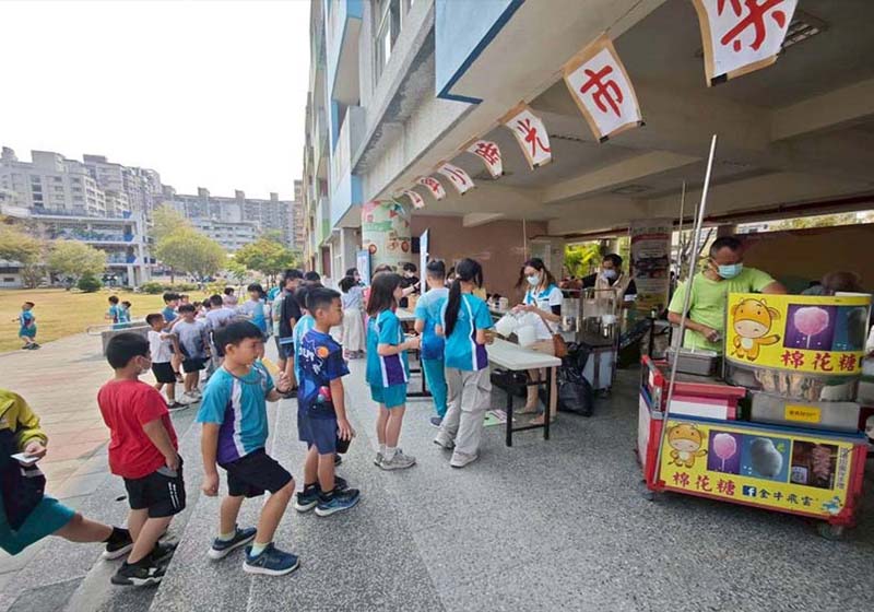 高市三民區正興國小家長會小時光兒童節市集 學生分流憑券兌換古早味小吃