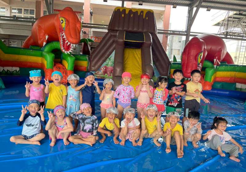 高市岡山區岡山國小何爺爺跳跳屋駐校 4月3日社區共享日國小以下孩童免費同樂