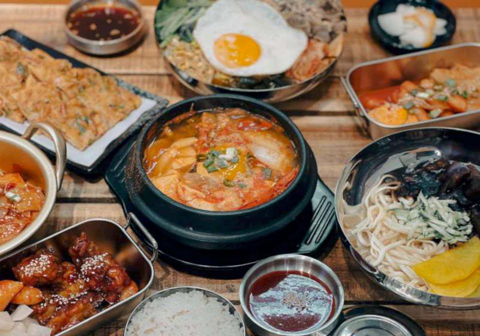 高市美濃區首家韓式辣炒年糕店挺過疫情風災 感謝青年局青創補助及時雨