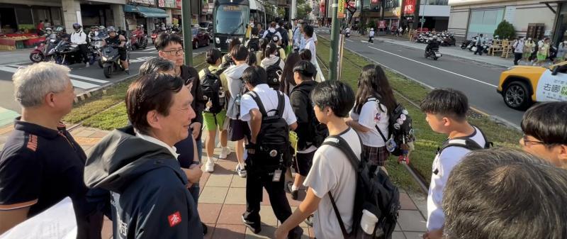 高市捷運局訪視輕軌2車站放學疏運 加開順逆行3打點車增引導分流人力