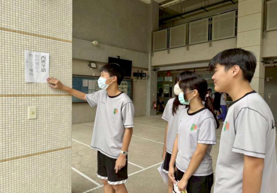 高市前鎮區光華國中跨域知識燈謎牆 結合文學、科學等正答換現金紅包 