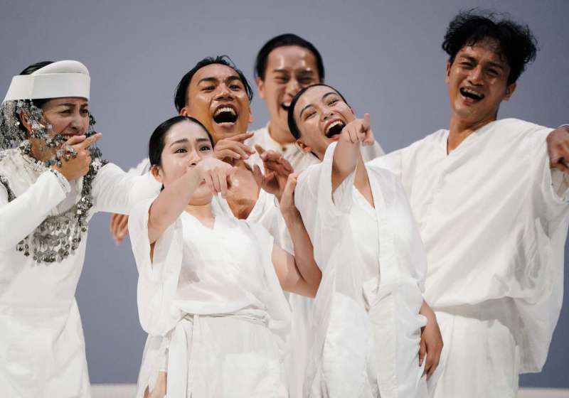 蒂摩爾古薪舞集《排彎動物園》衛武營演出唯二場 高逾10 公尺鞦韆進駐純白櫥窗舞台