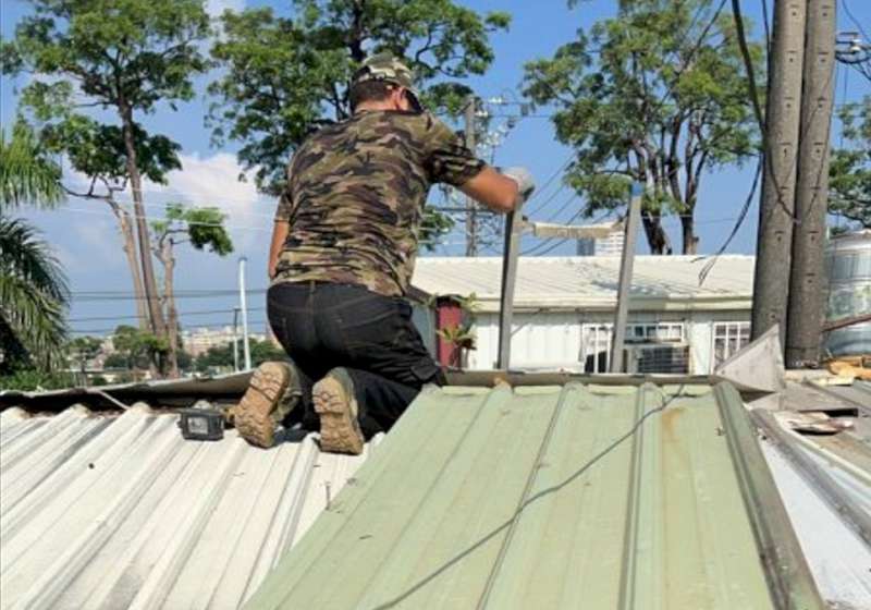 榮服處攜手民間 善心修繕漏水屋頂守護獨居榮民