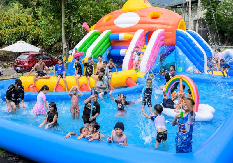 超療癒!粉紅花海盛開 連假來「六龜湯旅春遊季」賞花、泡湯、聽音樂一次滿足