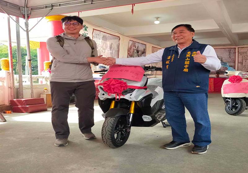 高雄東照山關帝廟時來運轉好運到擲筊祈福決賽 陳偉長擲出最多聖筊問鼎冠軍