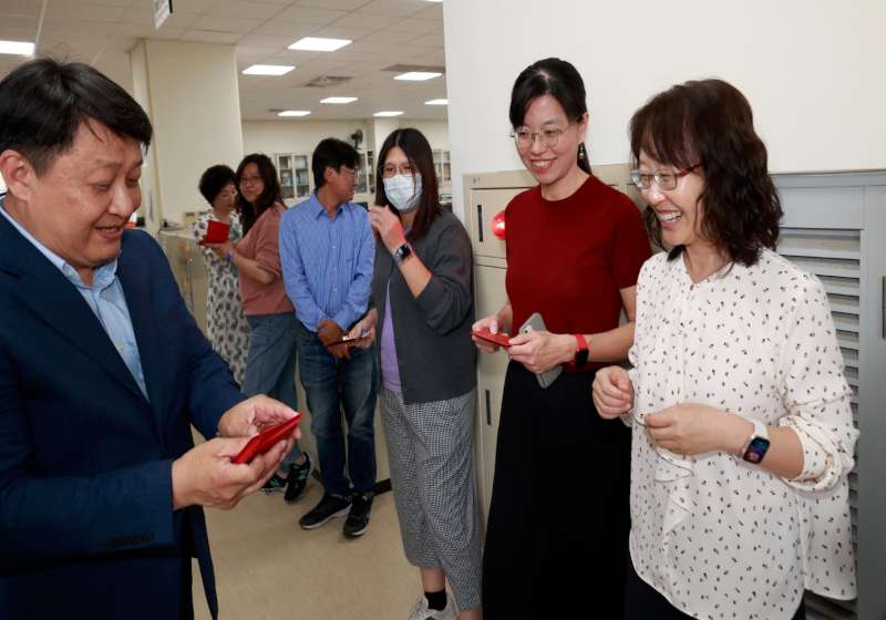 高大新春團拜贈金馬迎春吉祥紅包 祈願馬躍新程、奔騰致遠