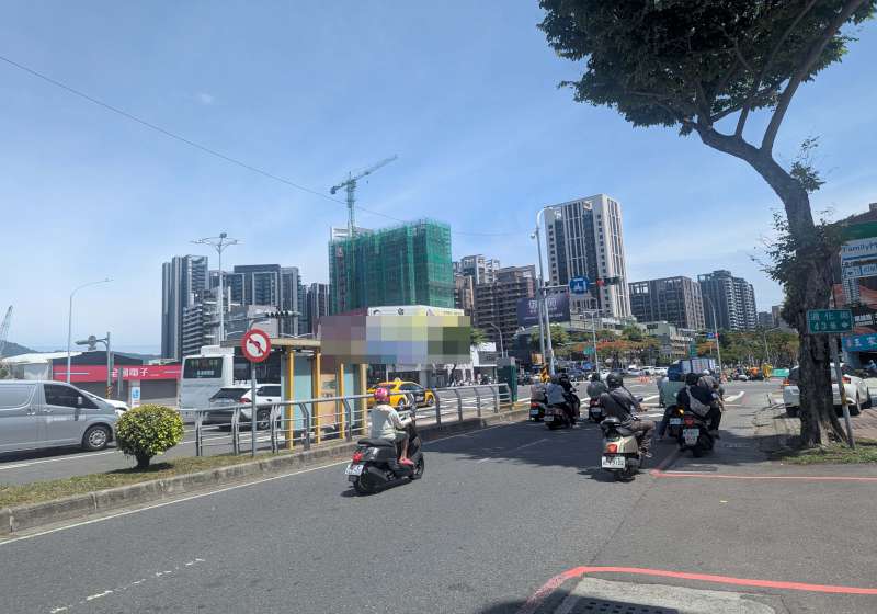 高市交通局5月下旬至8月推夏日時制計畫 縮短紅燈秒數降行人日曬時間